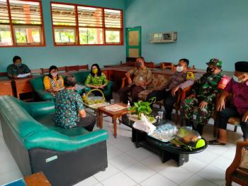 Babinsa Dan Babinkamtibmas Dampingi Pengawas Dalam Rangka Visitasi SMPN 1 Tempuran